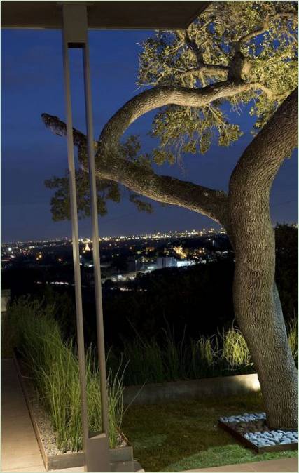 Vue de la ville la nuit depuis la terrasse