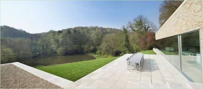 Coin repas sur la terrasse d'une maison privée en Angleterre