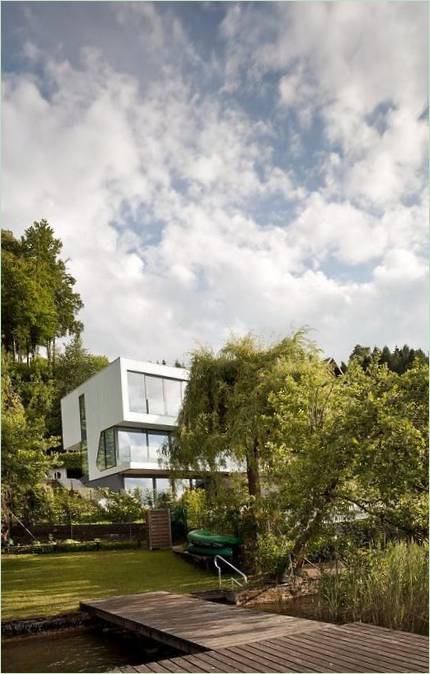 Vue de la jetée. La maison est immergée dans la verdure du paysage environnant