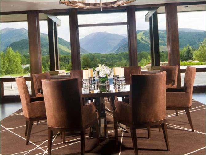 Salle à manger avec vue panoramique sur les montagnes
