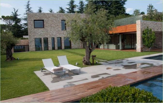 La terrasse de la piscine de la splendide villa de Manerba del Garda en Italie