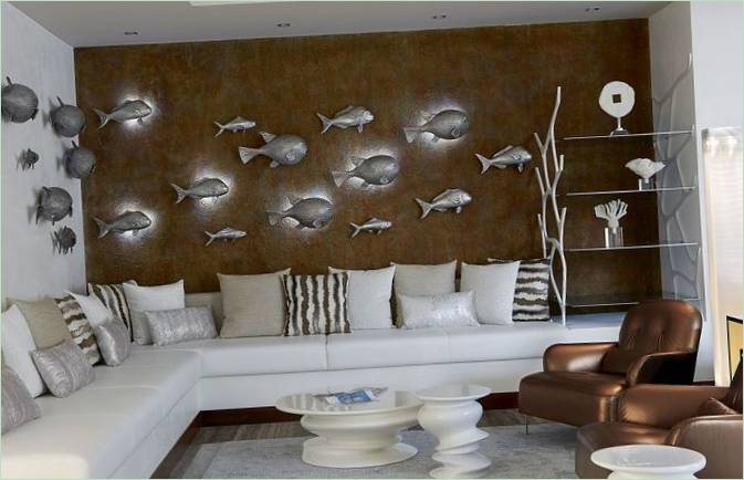 Installation avec des figures de poissons tridimensionnelles dans le salon d'une villa
