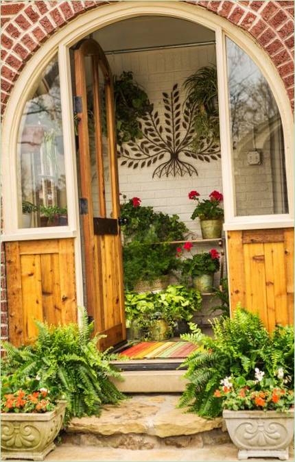 Intérieur délicat d'un manoir américain - plantes à l'entrée Décoration d'un manoir américain avec des plantes à l'entrée