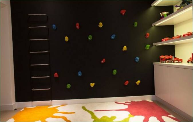 Un mur d'escalade pour les jeunes cliqueurs dans la salle de jeux de Holland Park House en Angleterre