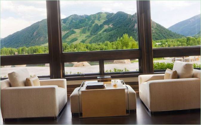 Fenêtre panoramique donnant sur les montagnes