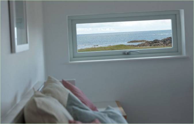 Fenêtres du cottage avec vue sur la mer
