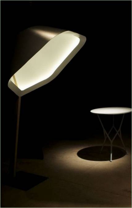 Composition de la maison : Lampe de table, table à pieds ajourés