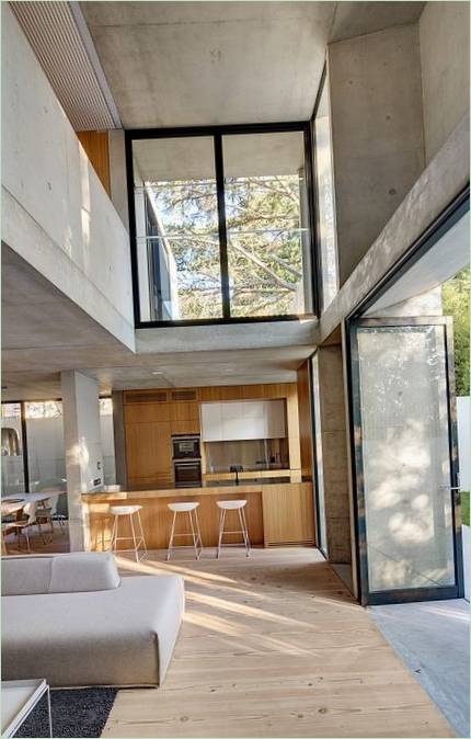 Aménagement intérieur de cuisine avec coin bar