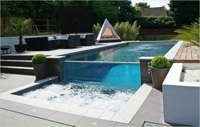 La maison Oxted longue piscine en Angleterre