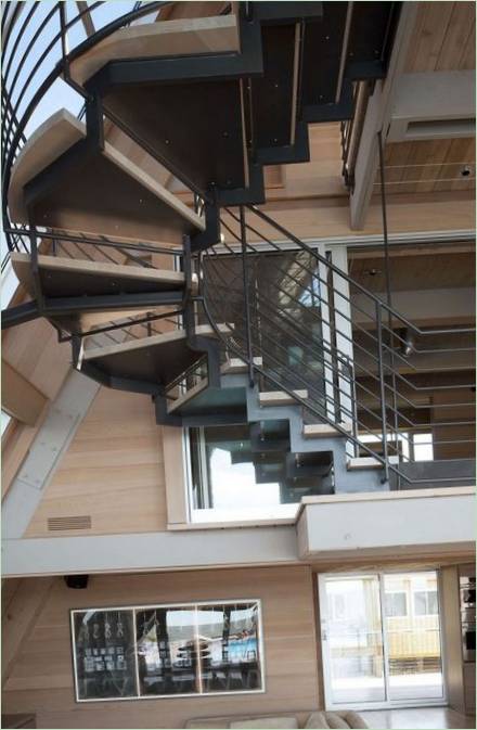 Un escalier reliant deux étages d'une maison de plage à ossature en A