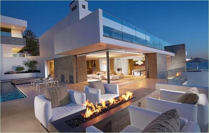 Cheminée sur la terrasse de la piscine