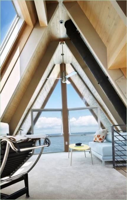 Intérieur d'une des chambres de la maison de plage à ossature en A