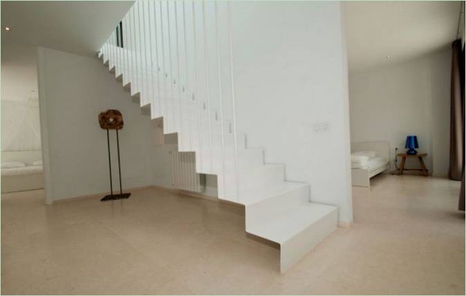 Un escalier blanc élégant avec des marches blanches comme la neige