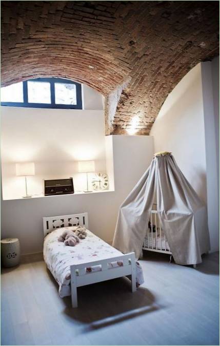 Une chambre d'enfant confortable pour un jeune enfant dans une maison LOFT Milano en Italie