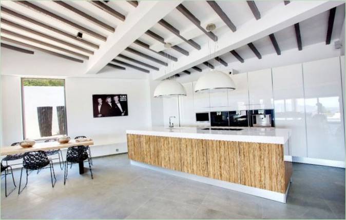 Intérieur de la cuisine avec salle à manger