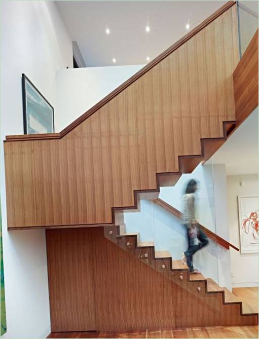 Escalier en bois avec rampe en verre