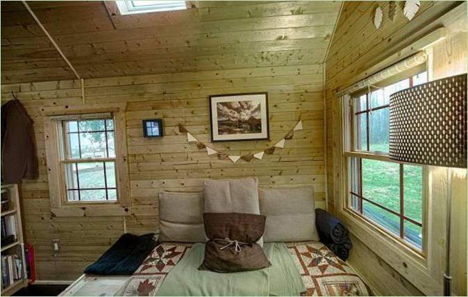 Un lit en bois peut être transformé en canapé si nécessaire