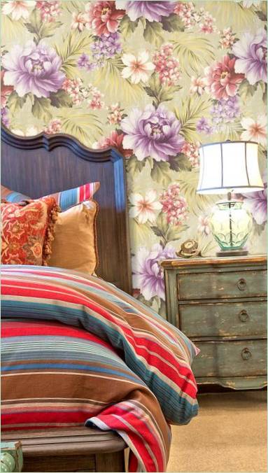 Papier peint à motif floral dans la chambre d'amis