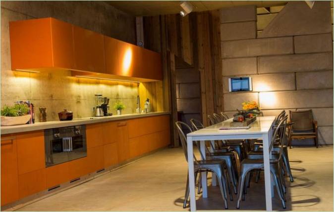 Intérieur de la cuisine avec coin repas