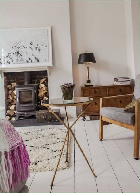 Table design à plateau en verre dans l'intérieur d'une maison anglaise