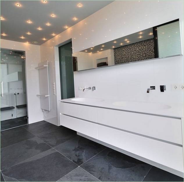 La salle de bains est équipée d'une cabine de douche et de deux lavabos