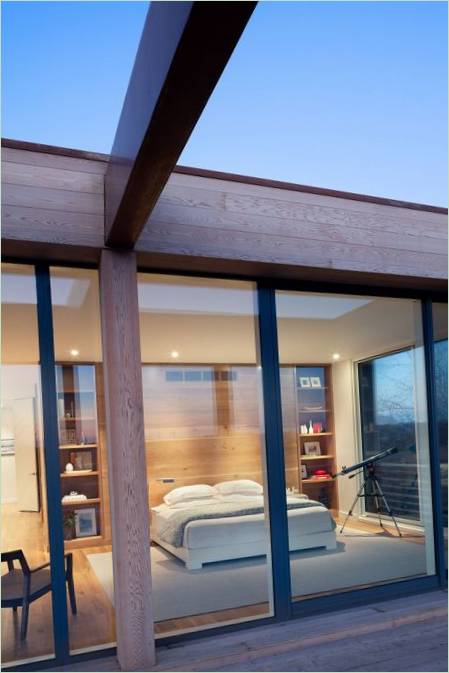 Chambre à coucher intérieure avec fenêtres panoramiques