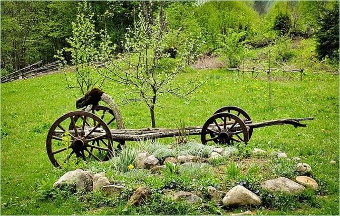 Une vieille charrette comme partie d'un jardin