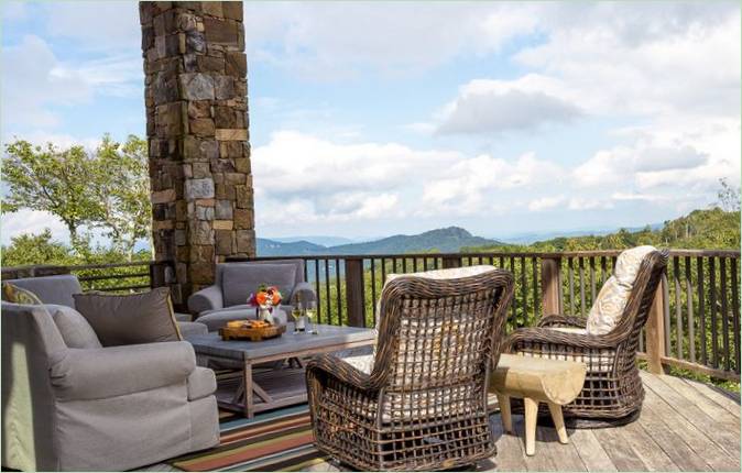 Terrasse avec meubles en osier