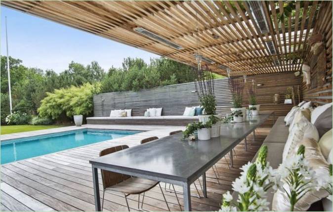 Toit en bois en treillis au-dessus de la terrasse de la piscine extérieure