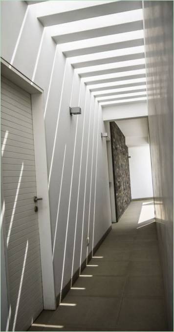 Maison PC avec de hauts plafonds et des murs en verre au Pérou