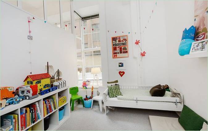 Des jouets et des livres brillants dans une chambre d'enfant blanche