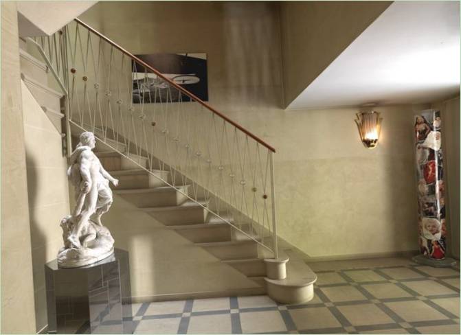 Le grand escalier et la statue antique de la maison Versace