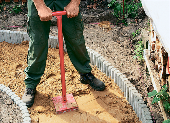 Création d'une allée de jardin en gravier