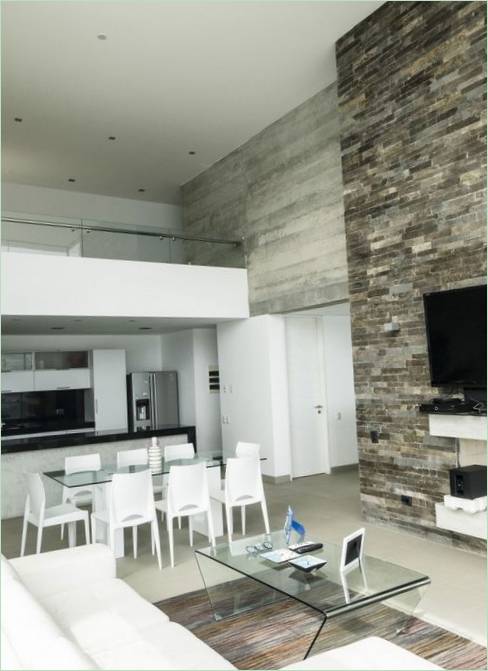 Maison PC avec de hauts plafonds et des murs en verre au Pérou