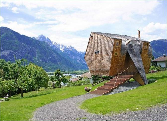 L'extérieur d'une maison Ufogel en été