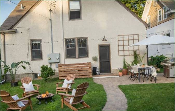 Jardin transformé avec chaises longues, foyer et cuisine d'été