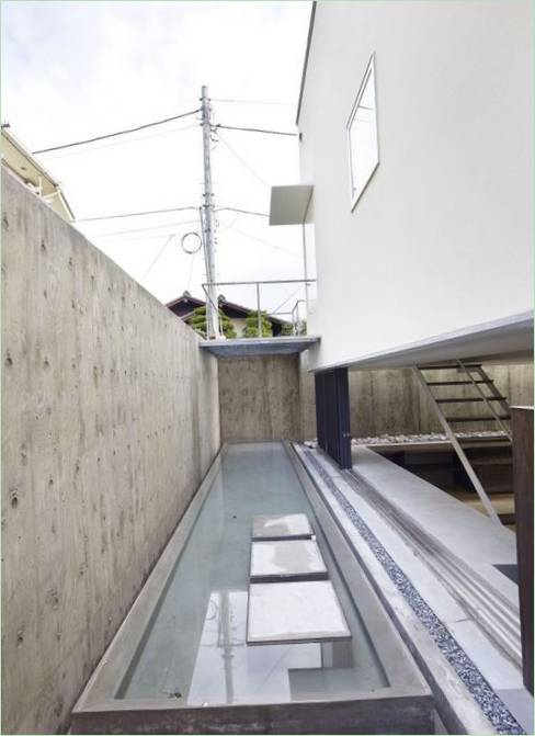 Piscine dans l'arrière-cour de la maison Fuchu au Japon