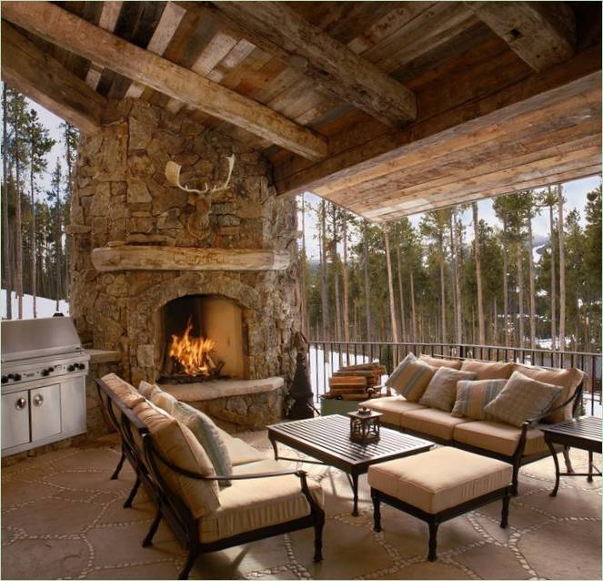 Aménagement intérieur d'un chalet : terrasse couverte