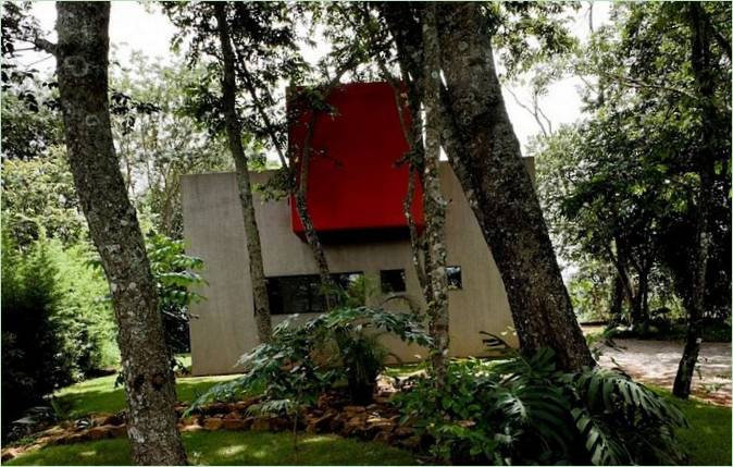 Cantilever rouge sur la façade principale de la Casa Da Caixa Vermelha