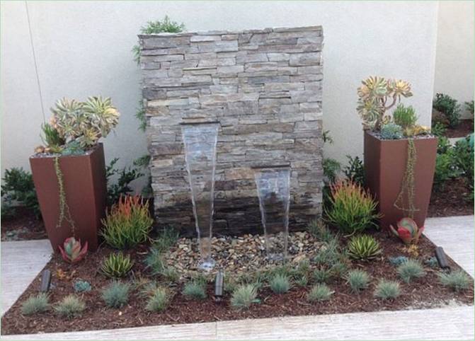 Aménagement paysager d'une maison de campagne - cascade artificielle Option d'aménagement paysager d'une maison de banlieue - cascade artificielle