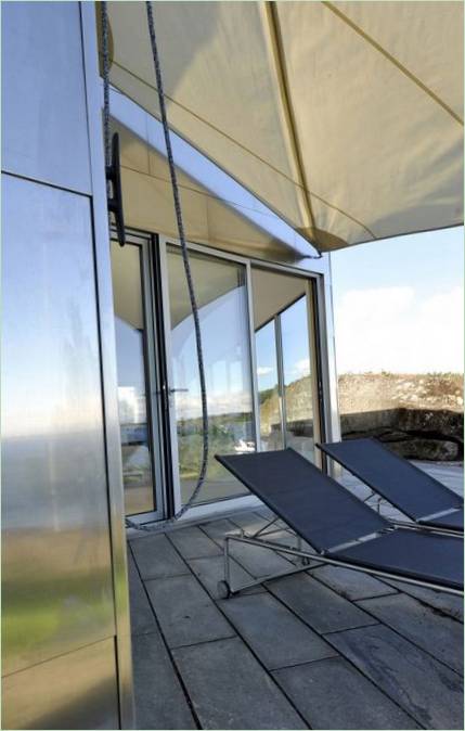 La terrasse de la maison miroir en Norvège