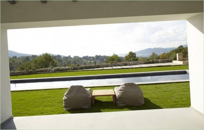 Pelouses au bord de la piscine