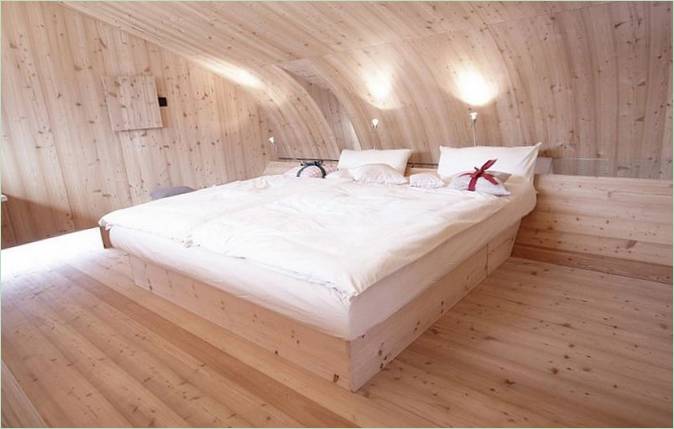Grand lit dans la maison Ufogel