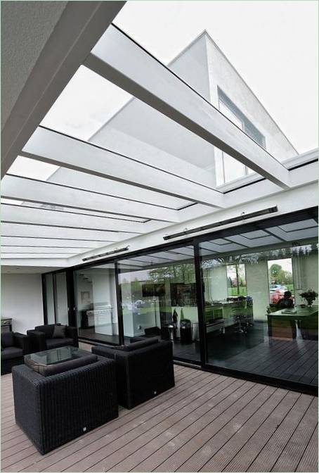 Un salon moderne avec un toit transparent sur un cadre blanc solide
