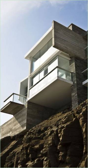 Maison PC avec de hauts plafonds et des murs en verre au Pérou