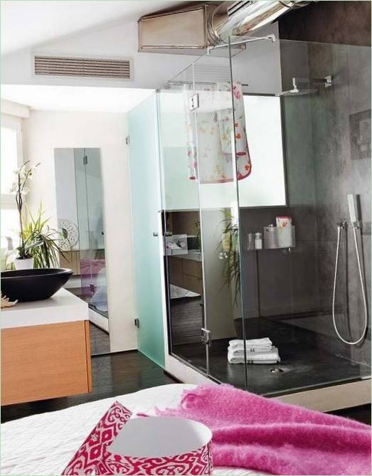 Intérieur d'un élégant appartement avec douche en Espagne