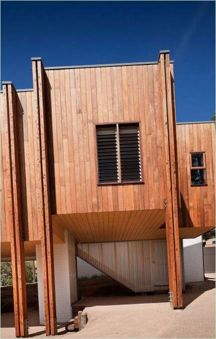 Une maison en bois sur pilotis