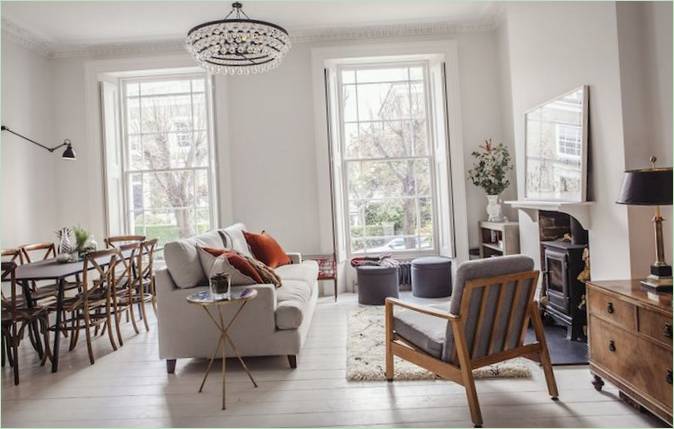 Canapé gris clair dans l'intérieur d'une maison anglaise