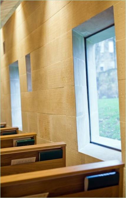 Mobilier design dans une église