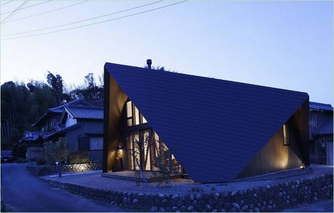 Façade illuminée de la maison Origami